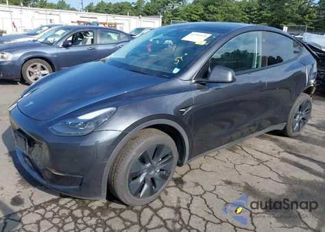 2024 Tesla Model Y Long Range Dual Motor All-Wheel Drive/Rwd z USA, uszkodzony, nr VIN 7SAYGDED6RF206264
